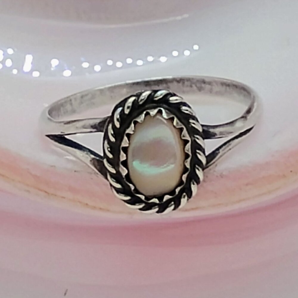 Vtg Native Sterling Silver Mother Of Pearl Ring Braided Rope Edge Size 7 3/4
